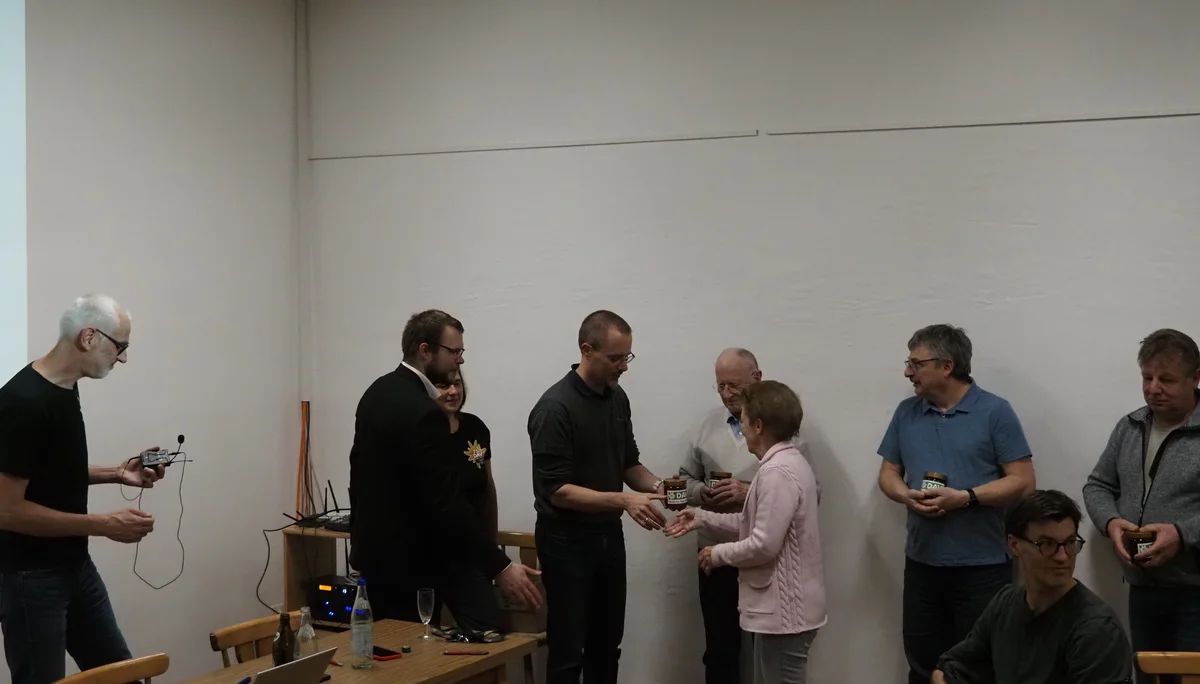 Übergabe Honig an ausscheidende Ehrenamtliche | © Christoph Maier