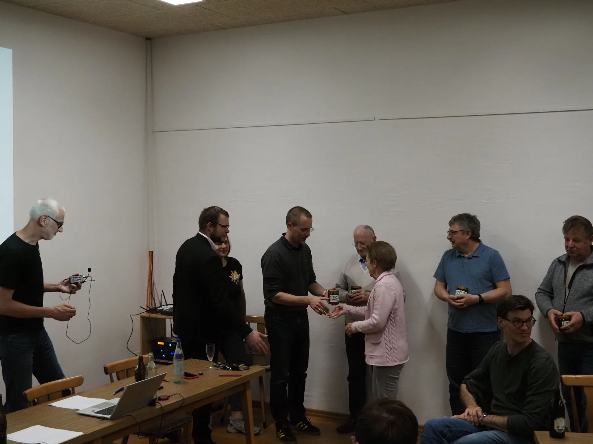 Übergabe Honig an ausscheidende Ehrenamtliche | © Christoph Maier