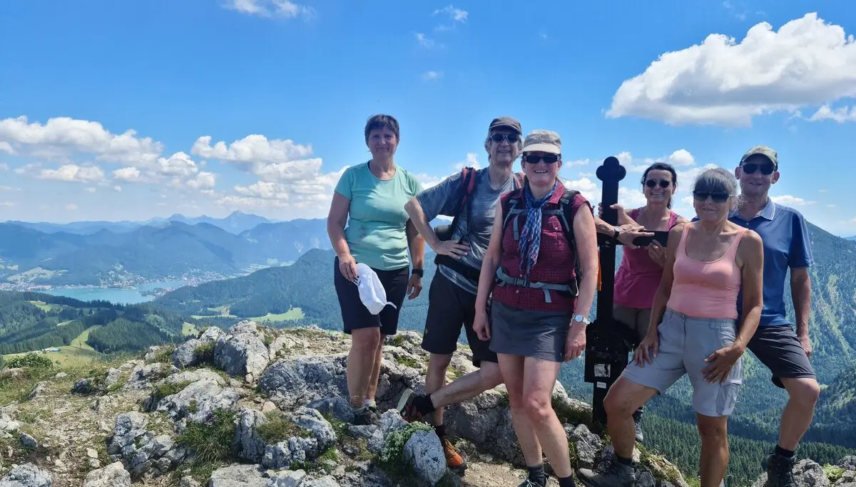 Sechs Wanderer auf dem Gipfel des Fockenstein mit Bergpanorama und blauem Himmel | © DAV Sektion Geltendorf