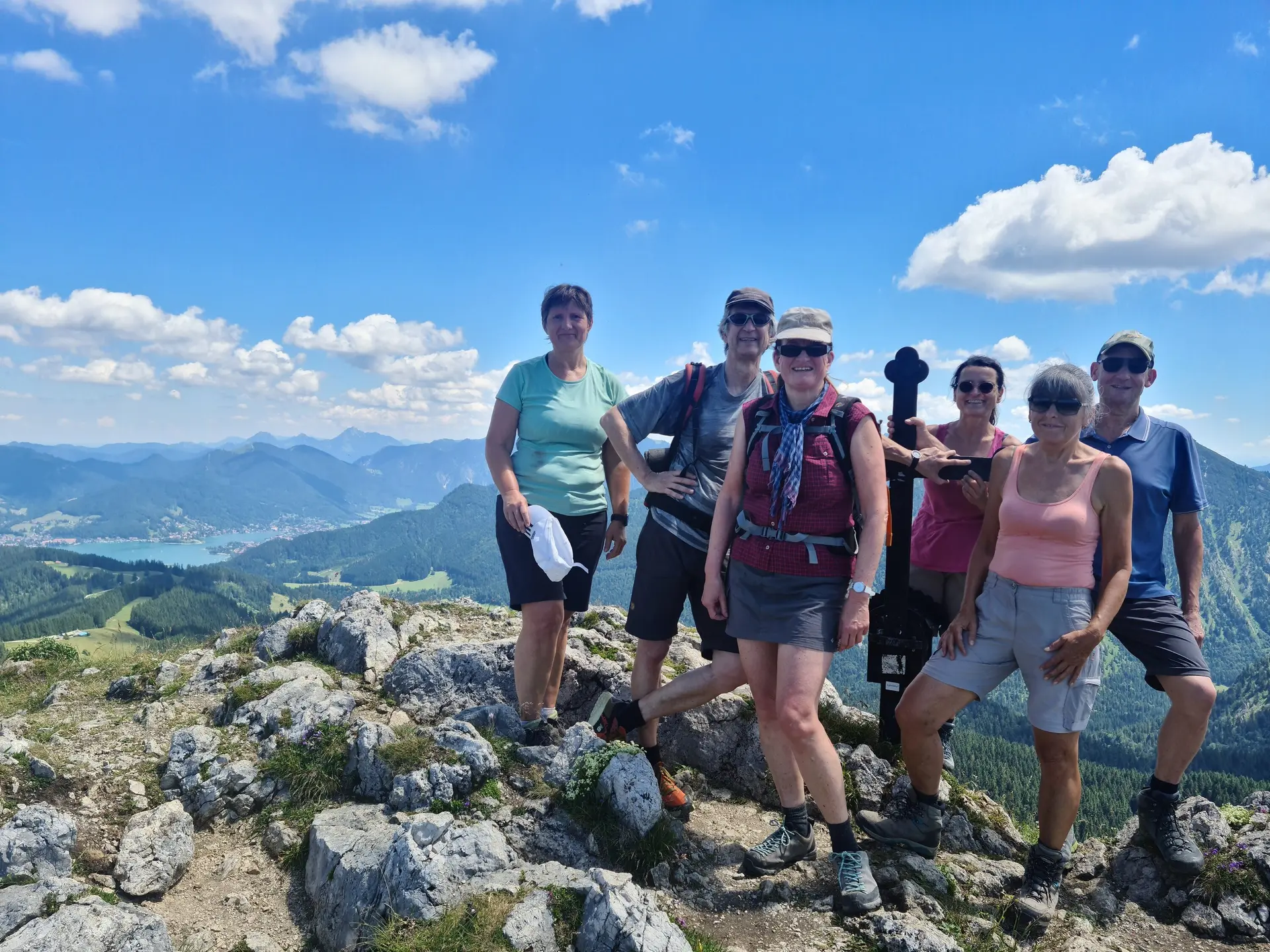 Sechs Wanderer auf dem Gipfel des Fockenstein mit Bergpanorama und blauem Himmel | © DAV Sektion Geltendorf