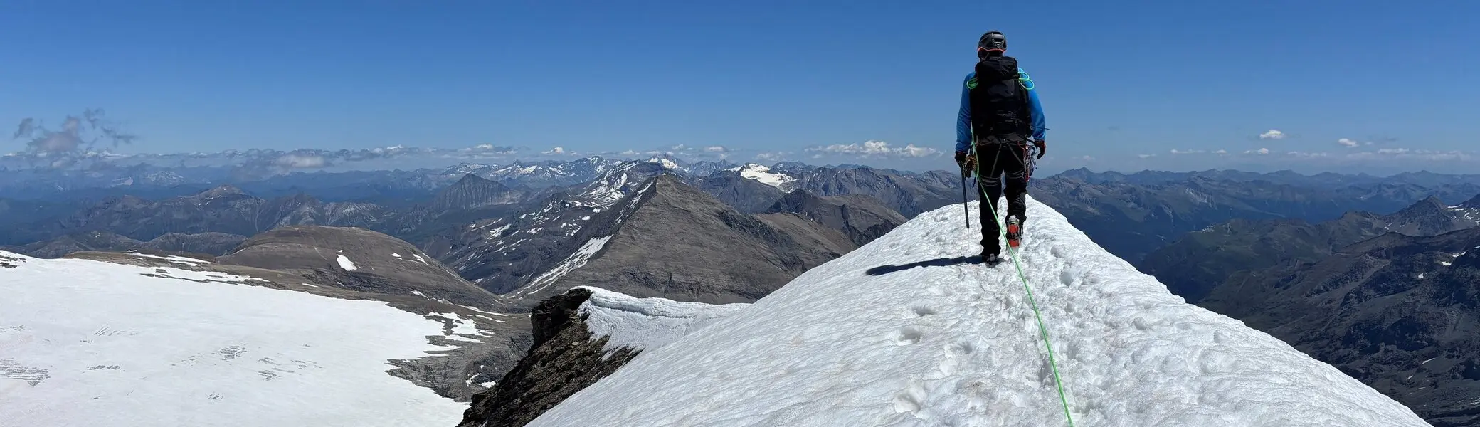 Bergsteiger mit Rucksack und Seil wandert auf schneebedecktem Grat unter klarem blauem Himmel | © DAV Sektion Geltendorf