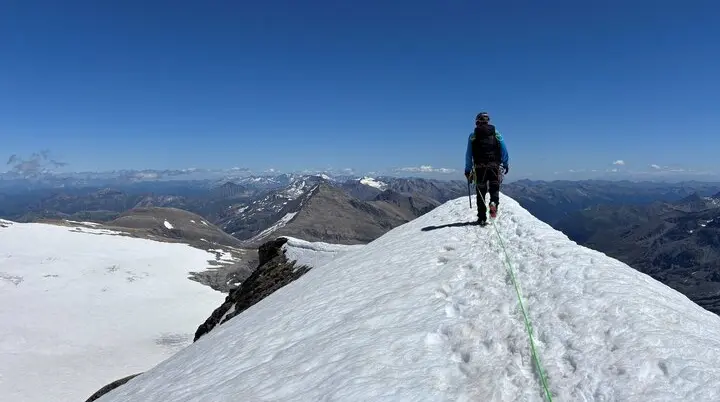 Bergsteiger mit Rucksack und Seil wandert auf schneebedecktem Grat unter klarem blauem Himmel | © DAV Sektion Geltendorf