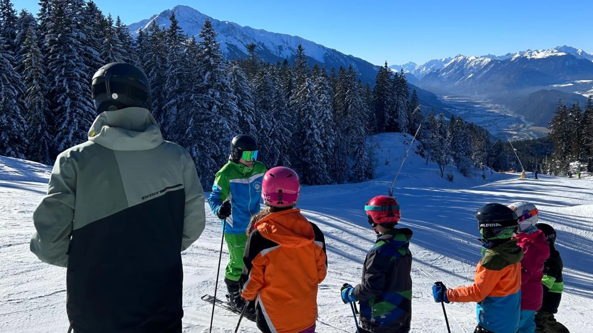Skilehrer mit Kindern auf schneebedeckter Piste | © DAV Sektion Geltendorf Skilehrer mit Kindern auf schneebedeckter Piste | © DAV Sektion Geltendorf