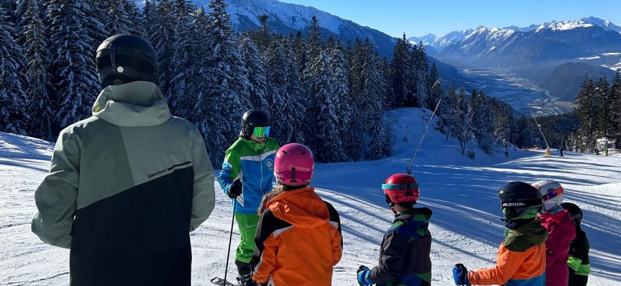 Skilehrer mit Kindern auf schneebedeckter Piste  | © DAV Sektion Geltendorf