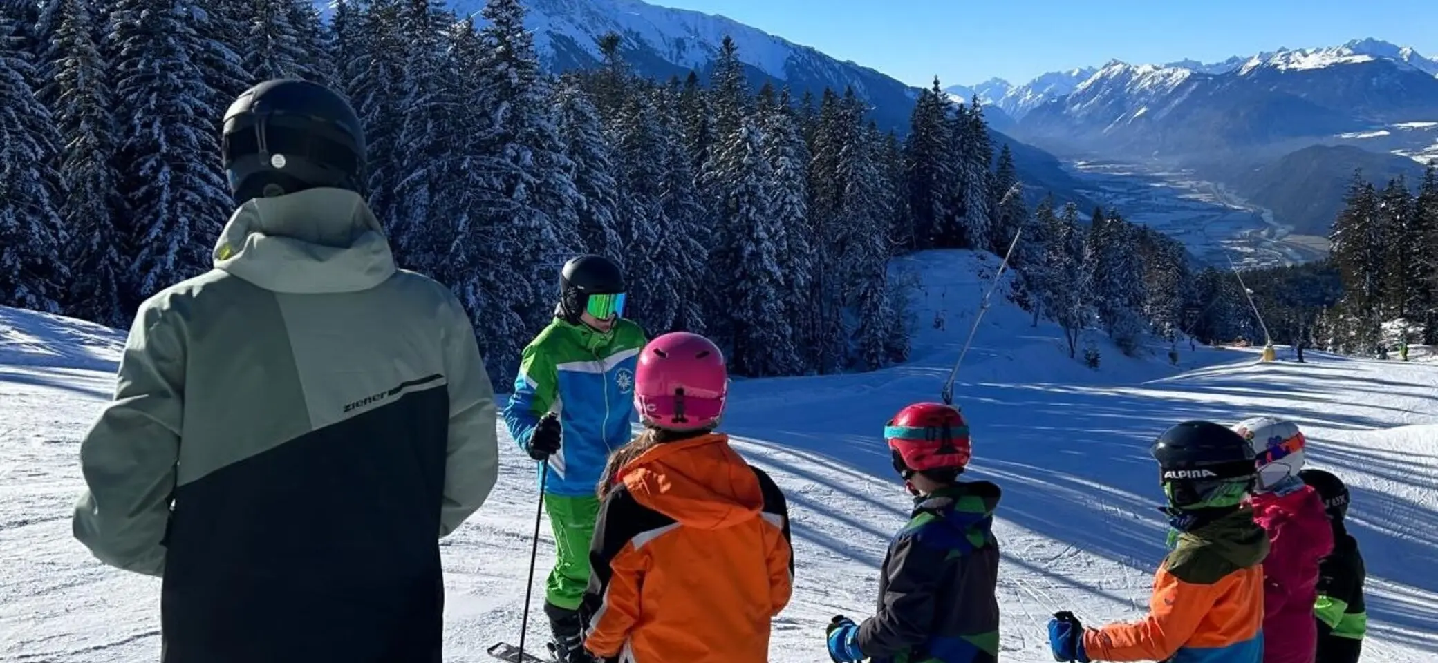 Skilehrer mit Kindern auf schneebedeckter Piste  | © DAV Sektion Geltendorf
