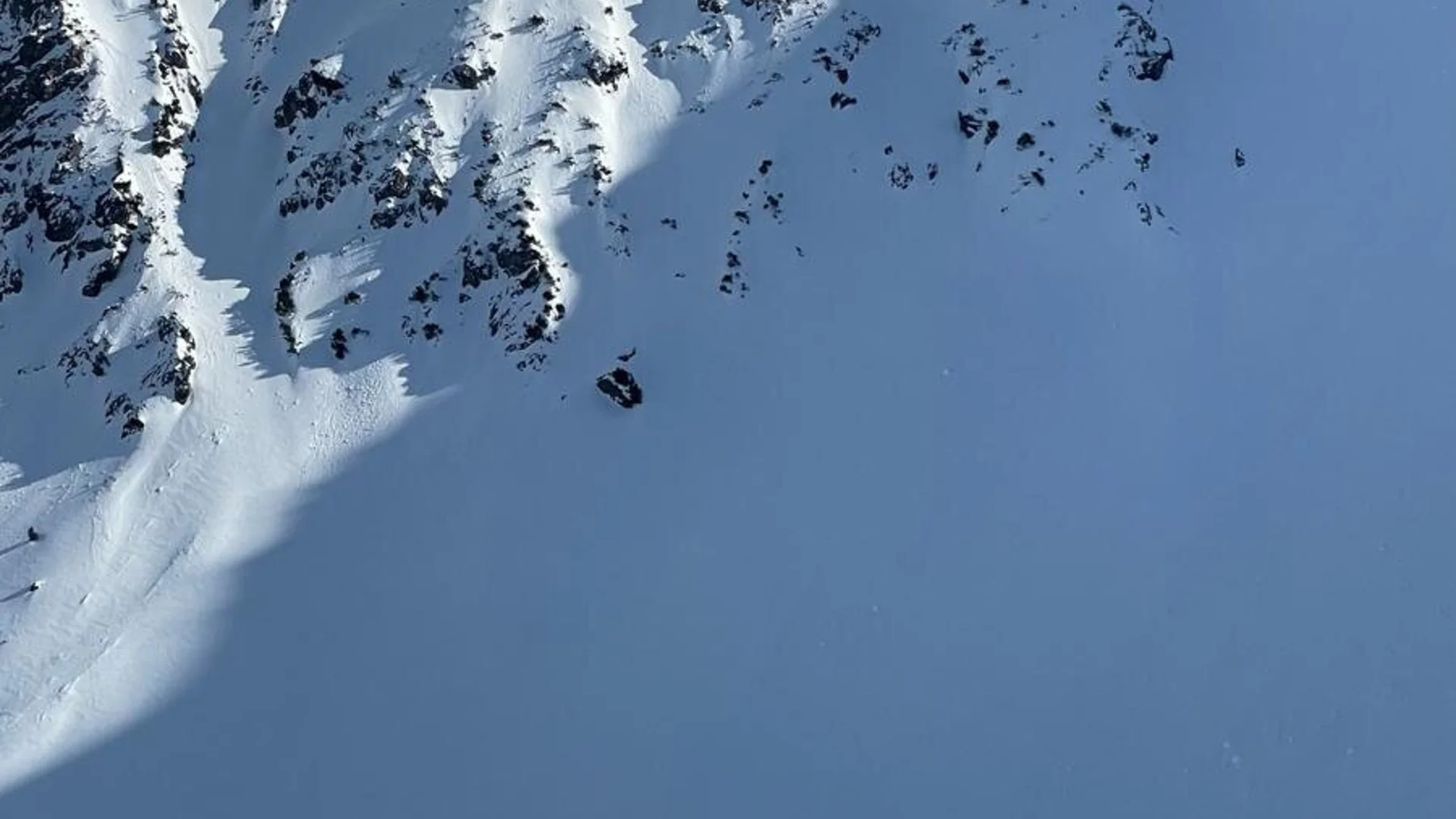 Bergsteiger mit Skitourenausrüstung in verschneitem Tal unter steilen, schroffen Berggipfeln im Lechtal | © DAV Sektion Geltendorf