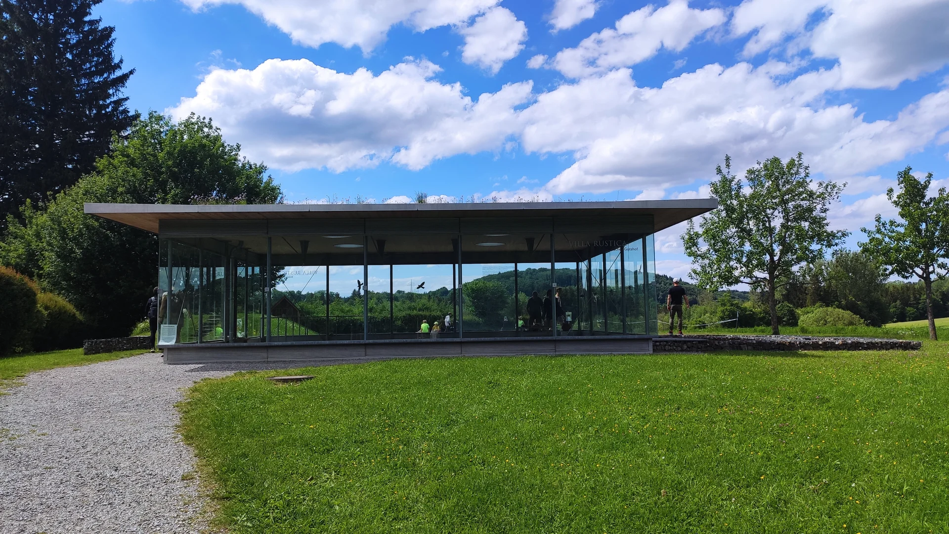 Villa Rustica als Glasgebäude mit Flachdach in einer grünen Parklandschaft | © DAV Sektion Geltendorf