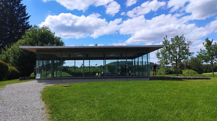 Villa Rustica als Glasgebäude mit Flachdach in einer grünen Parklandschaft | © DAV Sektion Geltendorf