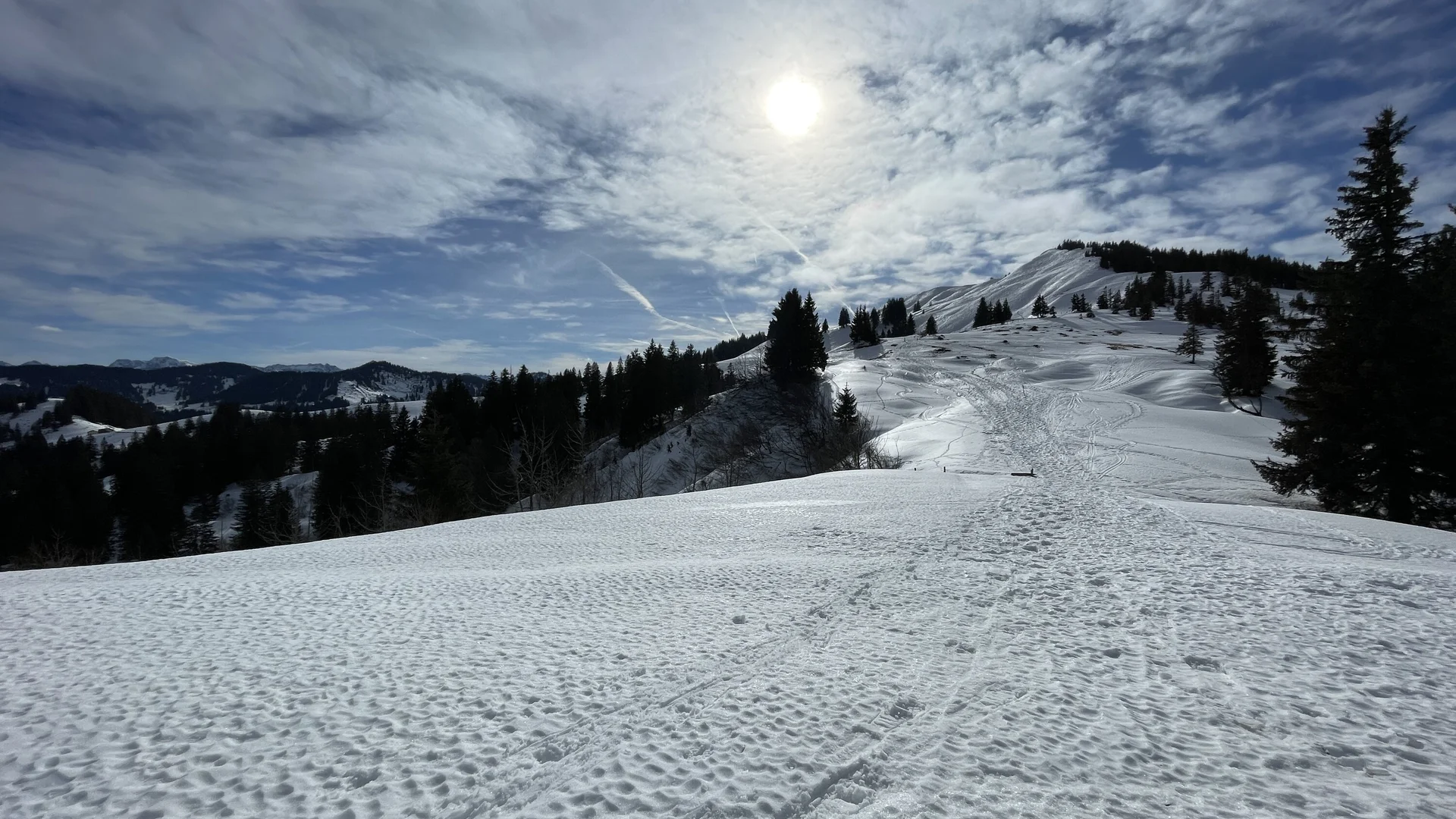 Blick auf das Blaicher Horn mit schneebedecktem Hang, blauem Himmel und Sonnenschein | © DAV Sektion Geltendorf