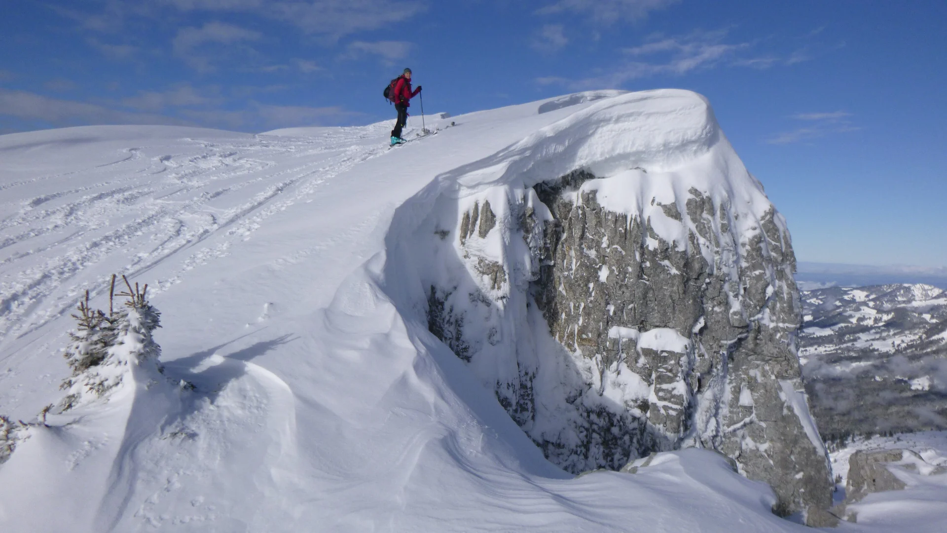 Skifahrer steht auf schneebedecktem Berggipfel unter blauem Himmel | © DAV Sektion Geltendorf