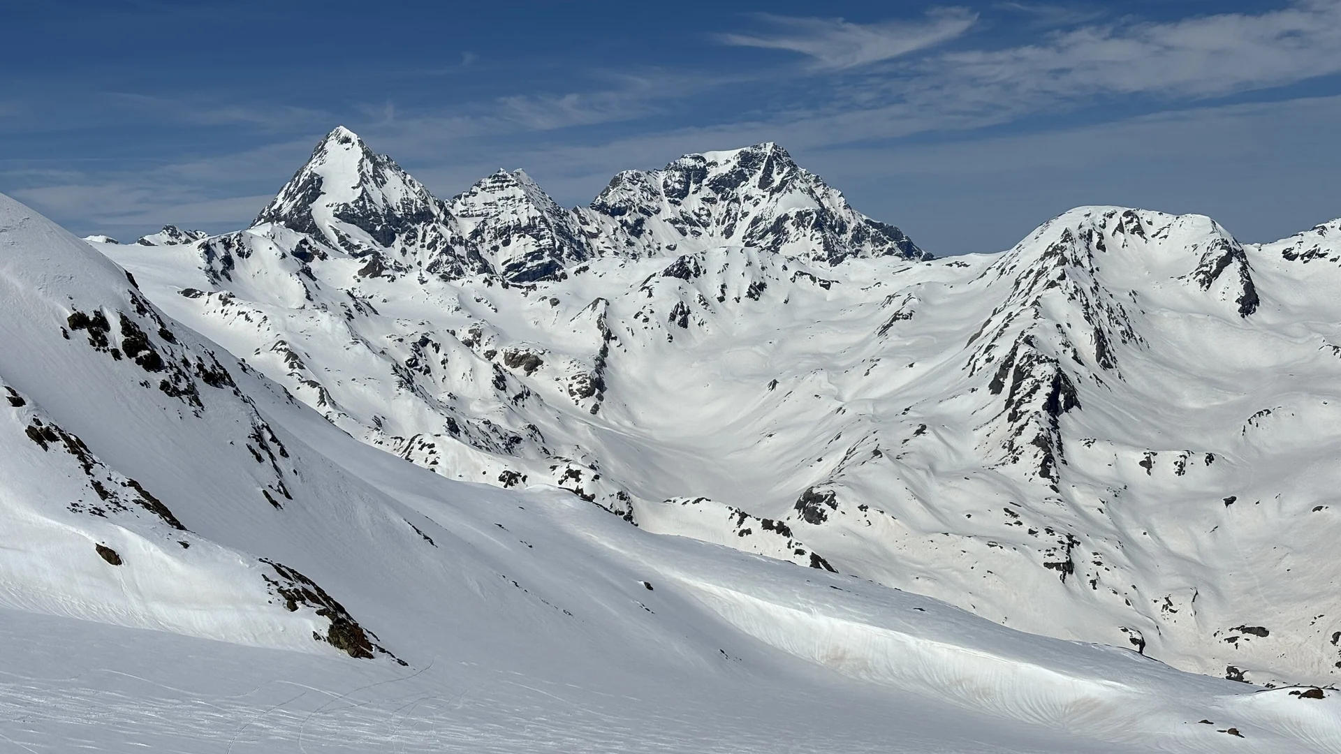 Schneebedeckte Berggipfel unter blauem Himmel mit vereinzelten Wolken | © DAV Sektion Geltendorf Schneebedeckte Berggipfel unter blauem Himmel mit vereinzelten Wolken | © DAV Sektion Geltendorf
