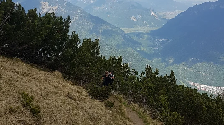Hoher Fricken Teilabschnitt mit steinigem Pfad am Hang | © DAV Sektion Geltendorf