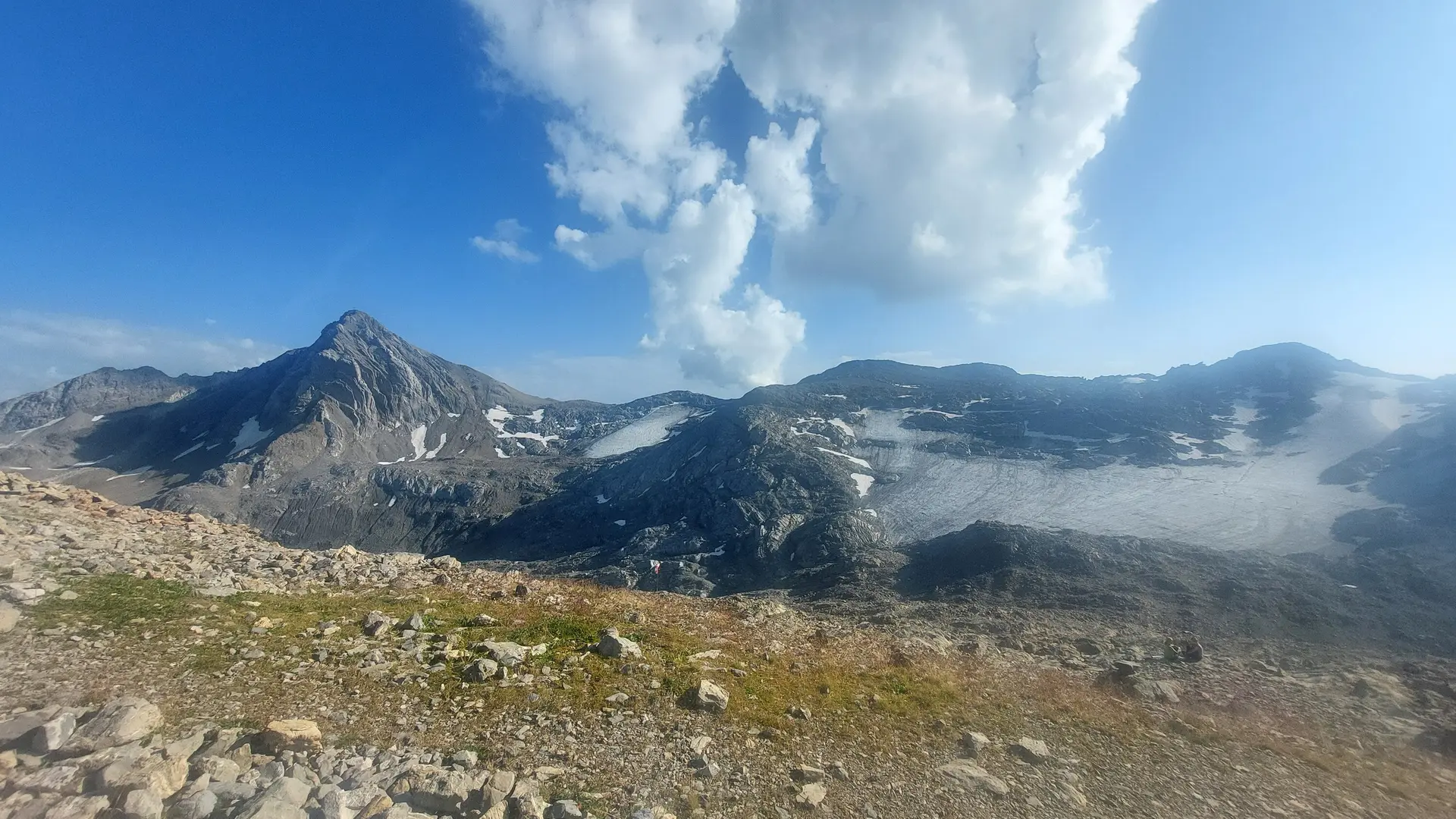 Berglandschaft mit der Schesaplana links, felsigem Vordergrund und einem großen Gletscher rechts | © DAV Sektion Geltendorf