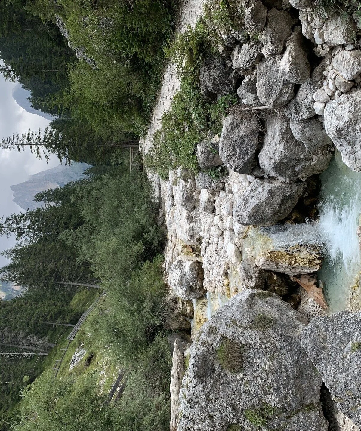 Bergbach mit klarem Wasser fließt zwischen großen grauen Felsen | © DAV Sektion Geltendorf