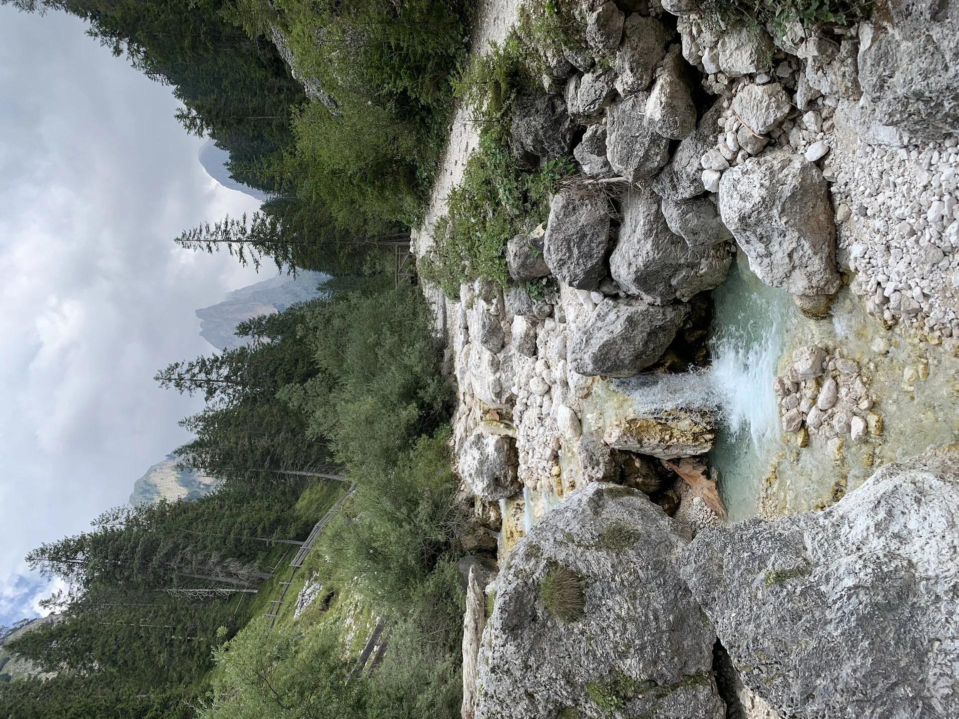 Bergbach mit klarem Wasser fließt zwischen großen grauen Felsen | © DAV Sektion Geltendorf