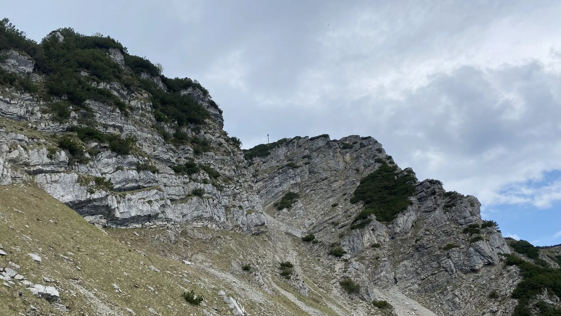 Wanderung zur Hohen Kiste mit Blick zum Gipfelkreuz | © DAV Sektion Geltendorf