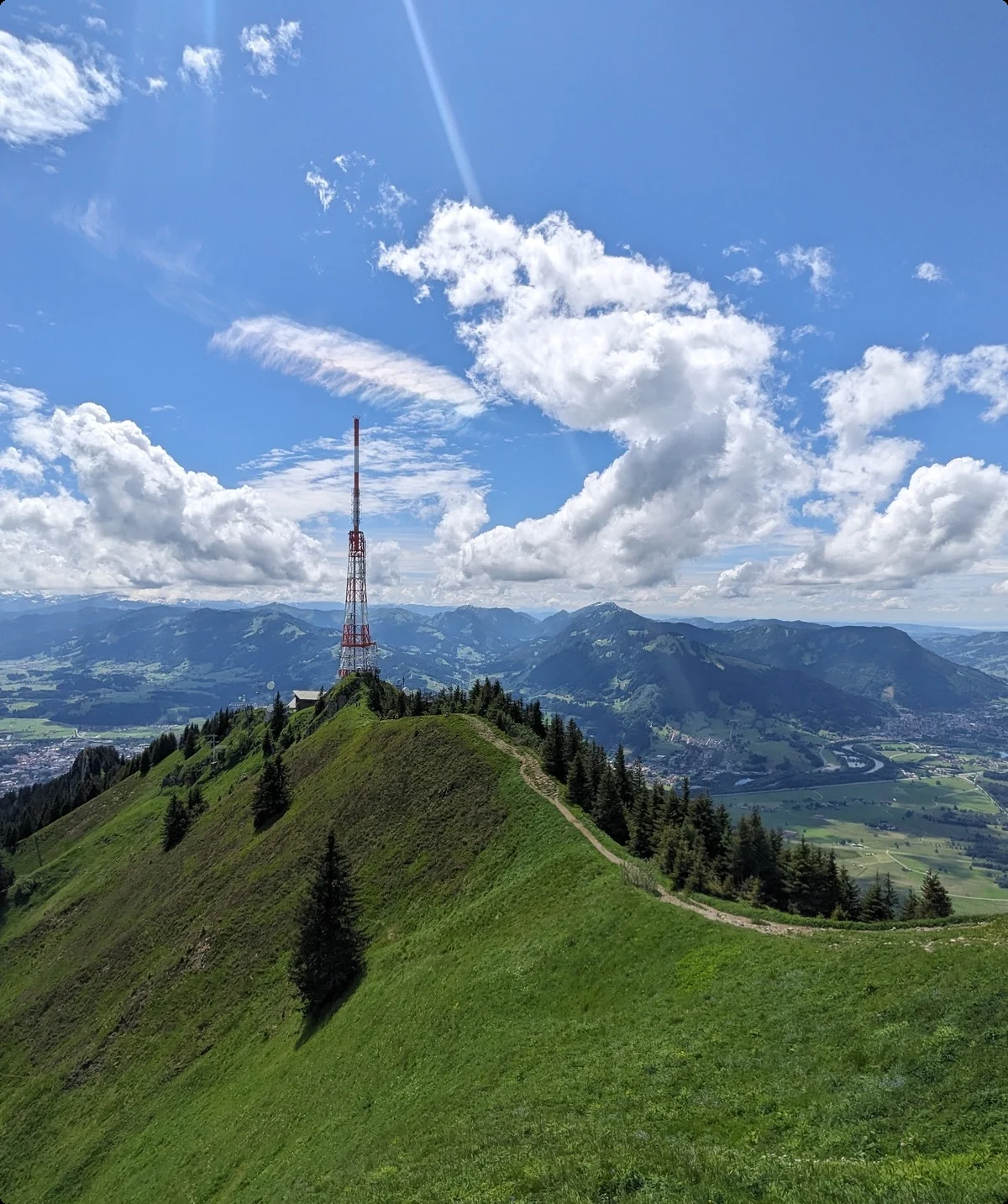 Grünten Sendemast mit Blick im Hintergrund auf die umliegenden Berge | © DAV Sektion Geltendorf
