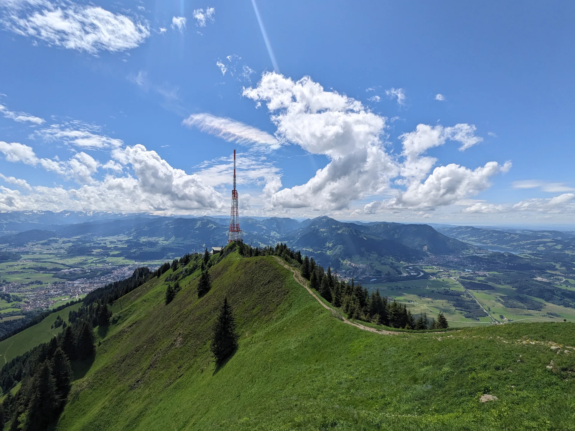 Grünten Sendemast mit Blick im Hintergrund auf die umliegenden Berge | © DAV Sektion Geltendorf