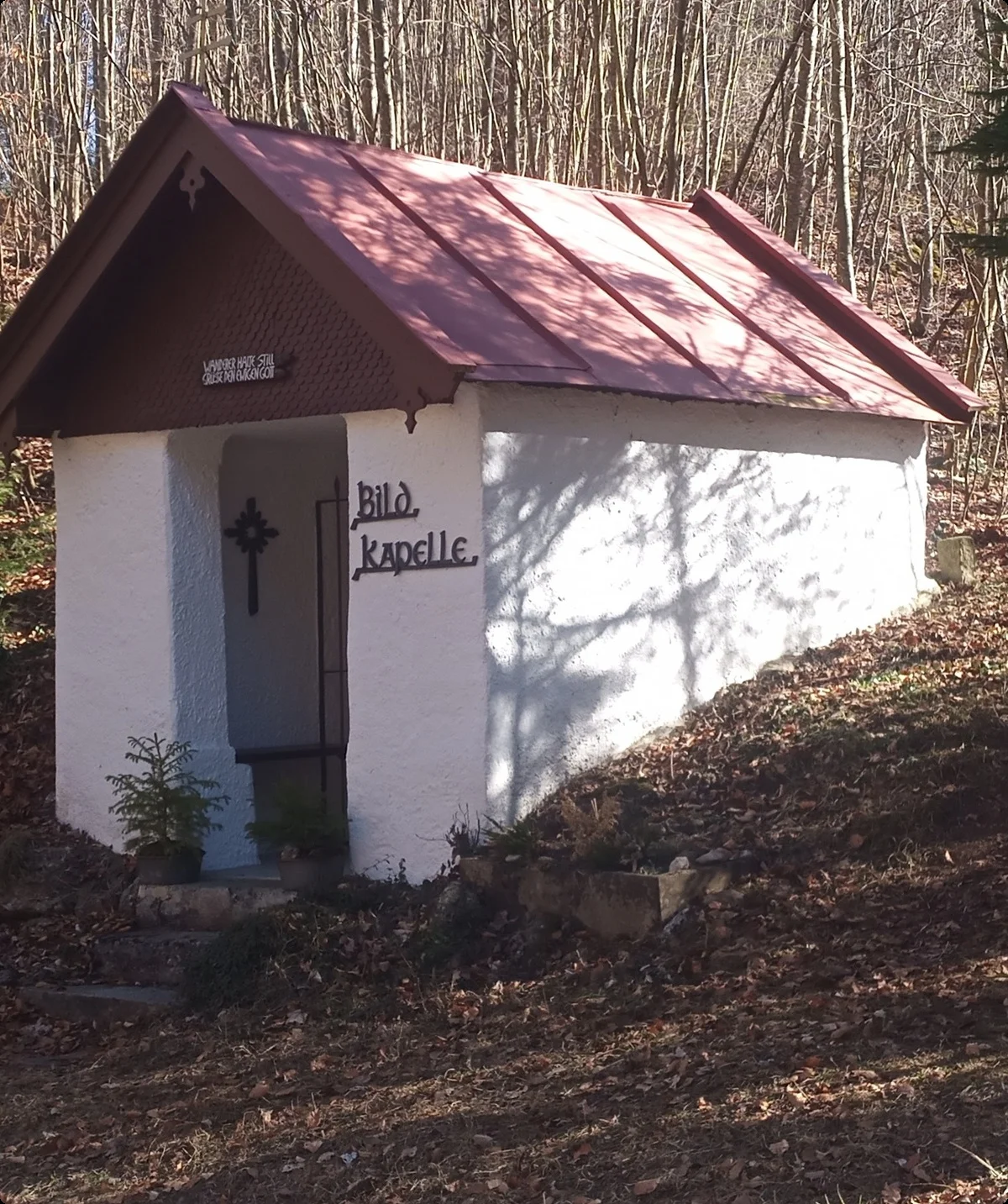 Kleine weiße Kapelle mit rotem Dach im Wald bei Fockenstein, Schriftzug 'Bild Kapelle' an der Wand | © Beda Weidemann
