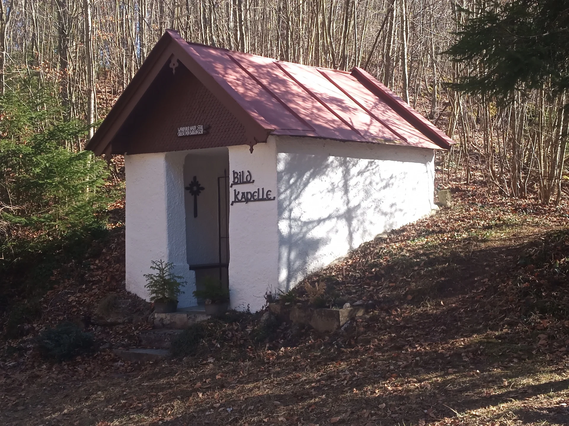 Kleine weiße Kapelle mit rotem Dach im Wald bei Fockenstein, Schriftzug 'Bild Kapelle' an der Wand | © Beda Weidemann