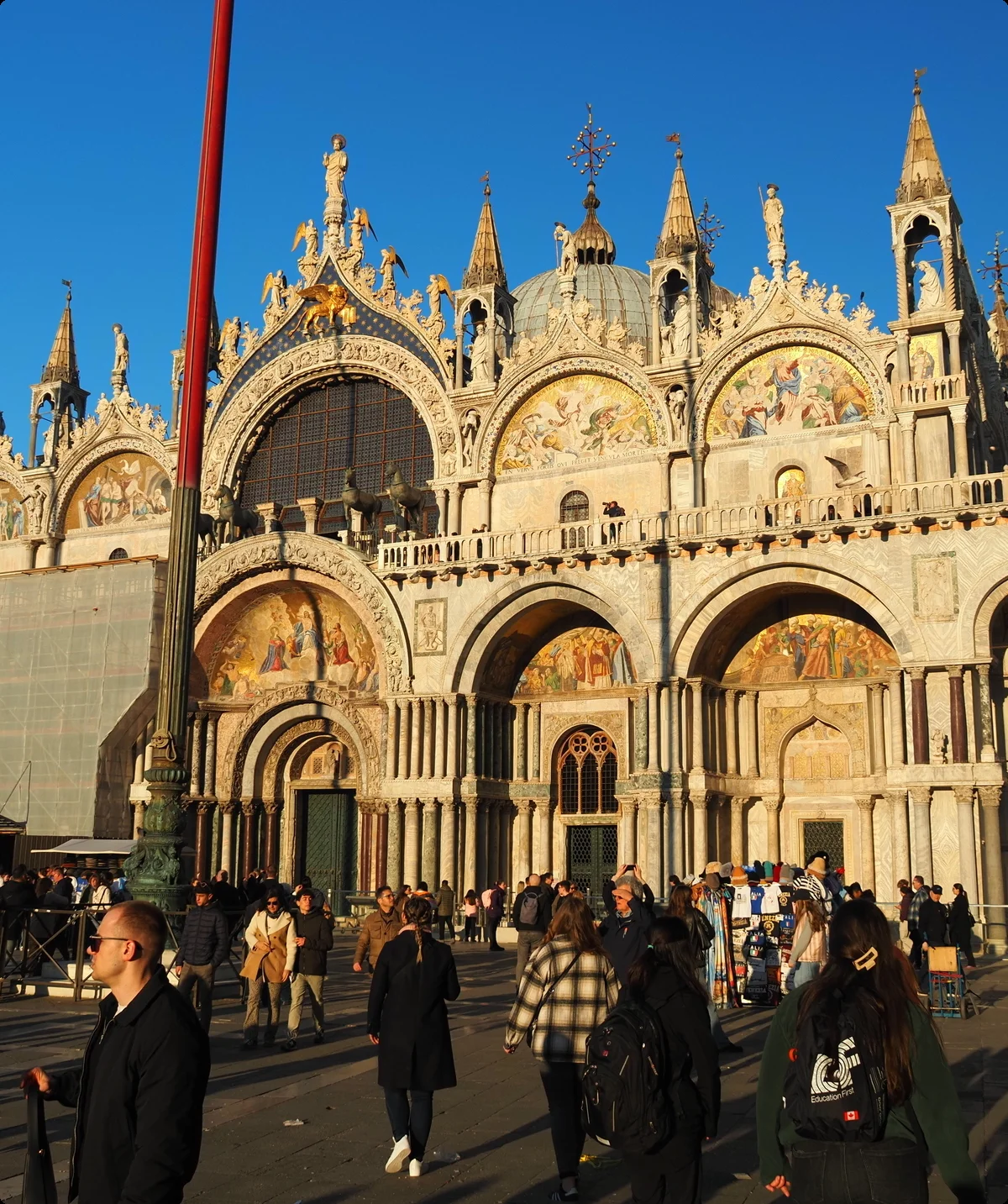 Markusdom Venedig: Fassade der Basilika di San Marco am Markusplatz mit Menschen, Touristen und blauem Himmel. Detailaufnahme der Architektur und des Doms in Italien. | © Christoph Maier