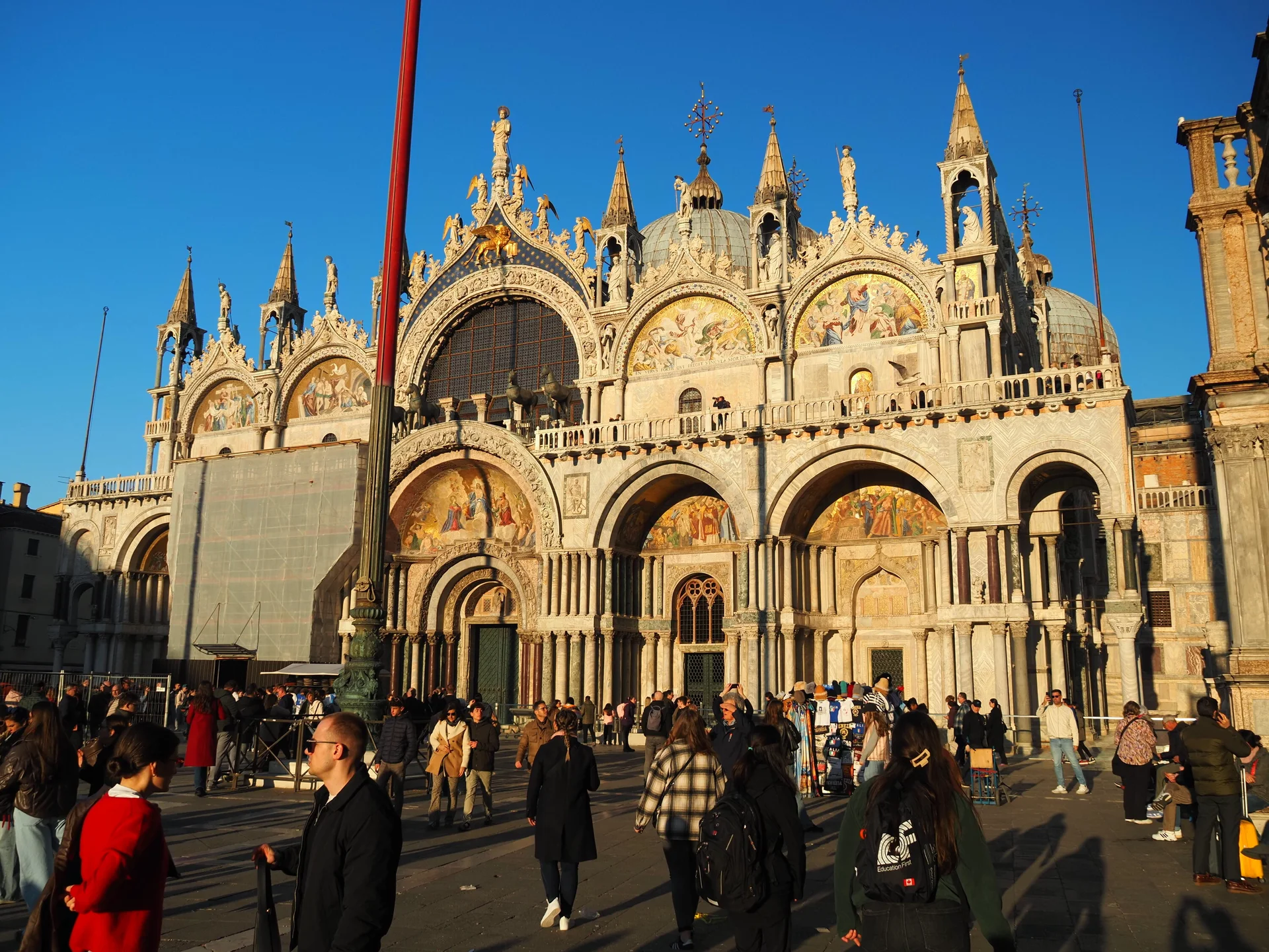 Markusdom Venedig: Fassade der Basilika di San Marco am Markusplatz mit Menschen, Touristen und blauem Himmel. Detailaufnahme der Architektur und des Doms in Italien. | © Christoph Maier