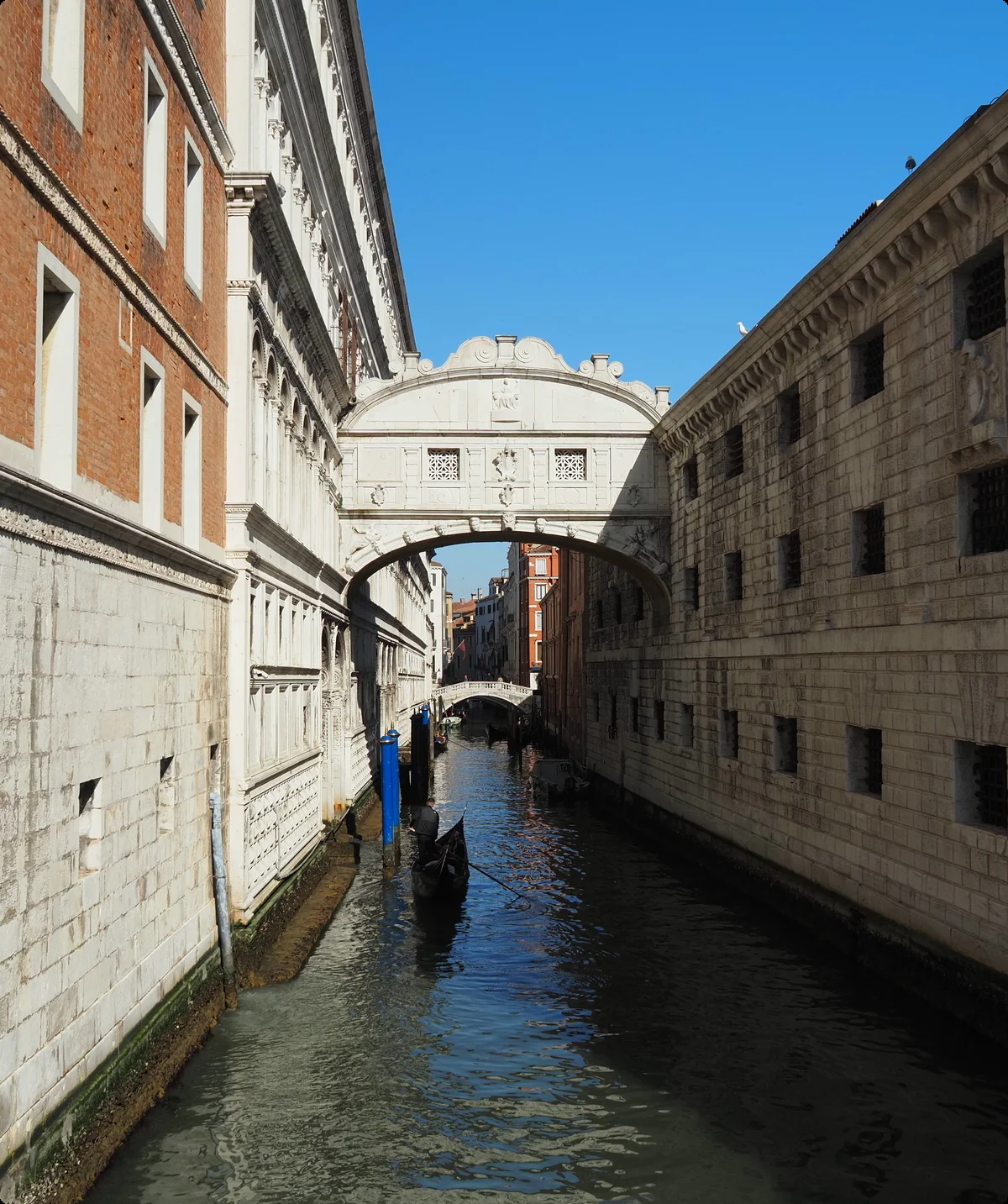 Seufzerbrücke Venedig: Blick auf die berühmte Brücke der Seufzer über einen Kanal mit Gondel. Historische Architektur und venezianische Romantik in Italien. Urlaub in Venedig. | © Christoph Maier