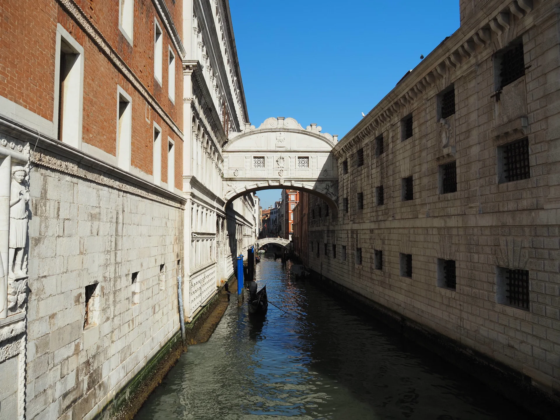 Seufzerbrücke Venedig: Blick auf die berühmte Brücke der Seufzer über einen Kanal mit Gondel. Historische Architektur und venezianische Romantik in Italien. Urlaub in Venedig. | © Christoph Maier