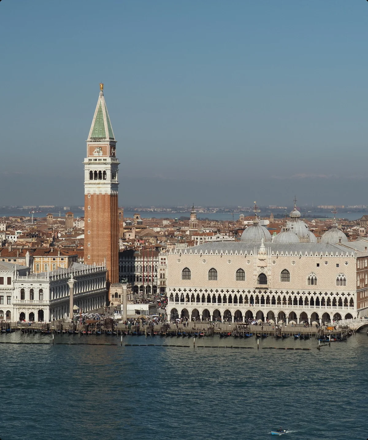 Venedig Panorama mit Dogenpalast und Campanile. Blick auf die italienische Stadt Venedig mit historischer Architektur, Wasser und Gondeln. Touristische Attraktion und Reiseziel. | © Christoph Maier