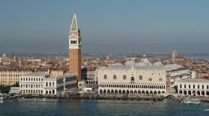 Venedig Panorama mit Dogenpalast und Campanile. Blick auf die italienische Stadt Venedig mit historischer Architektur, Wasser und Gondeln. Touristische Attraktion und Reiseziel. | © Christoph Maier