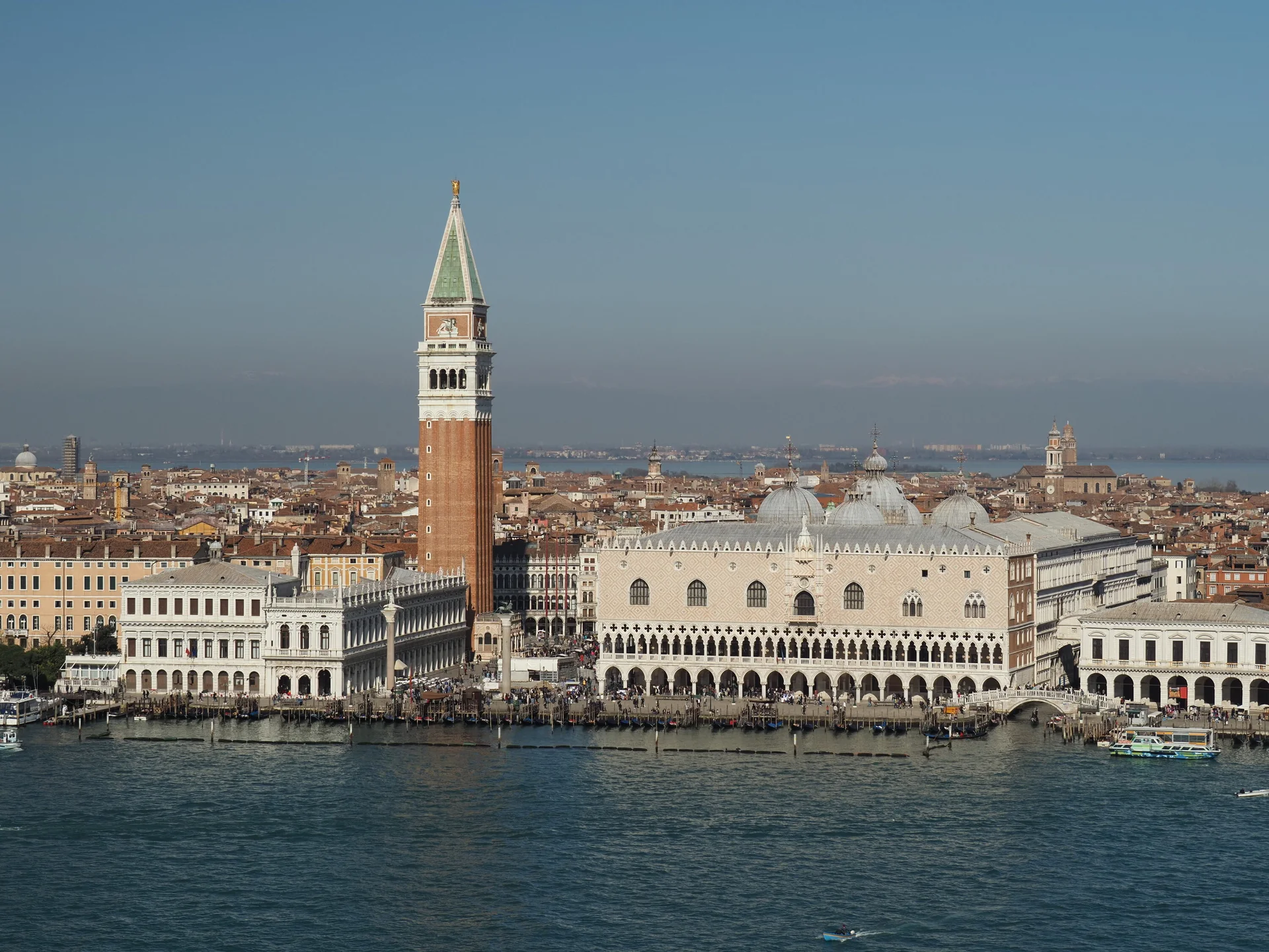 Venedig Panorama mit Dogenpalast und Campanile. Blick auf die italienische Stadt Venedig mit historischer Architektur, Wasser und Gondeln. Touristische Attraktion und Reiseziel. | © Christoph Maier