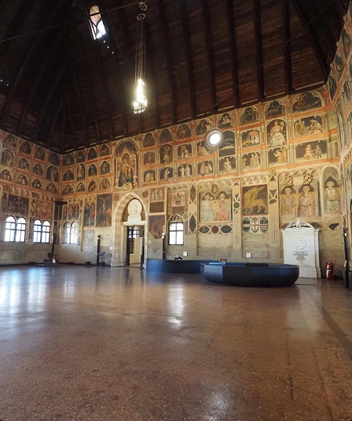 Palazzo della Ragione, Padua: Historischer Saal mit Fresken, Holzbalkendecke, Fenstern. Architektur, Kunst und Kultur in Italien. Sehenswürdigkeit, Touristenziel. | © Christoph Maier