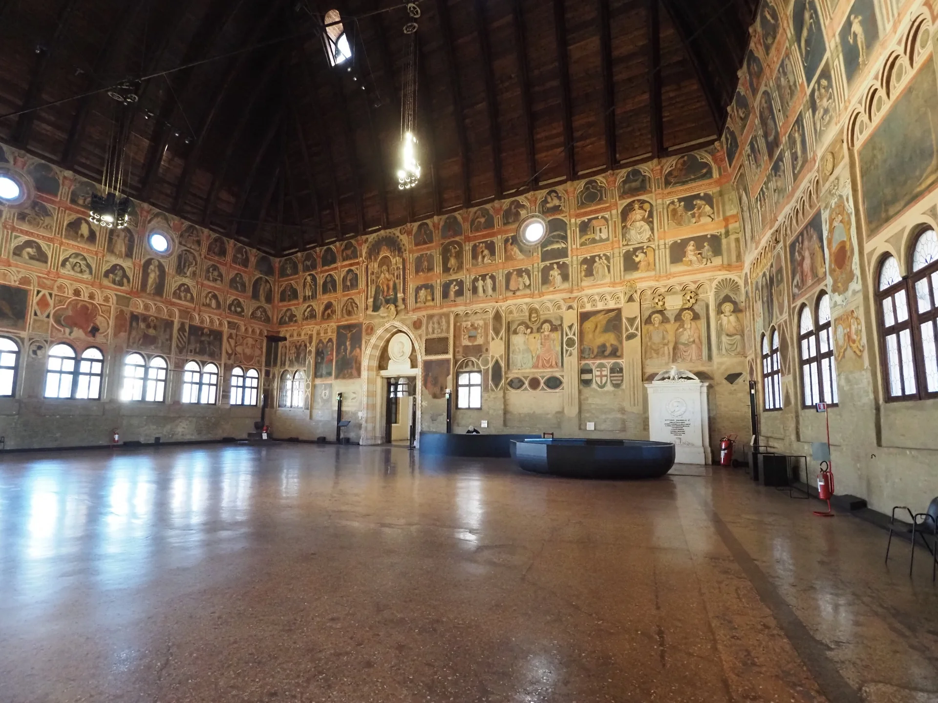 Palazzo della Ragione, Padua: Historischer Saal mit Fresken, Holzbalkendecke, Fenstern. Architektur, Kunst und Kultur in Italien. Sehenswürdigkeit, Touristenziel. | © Christoph Maier