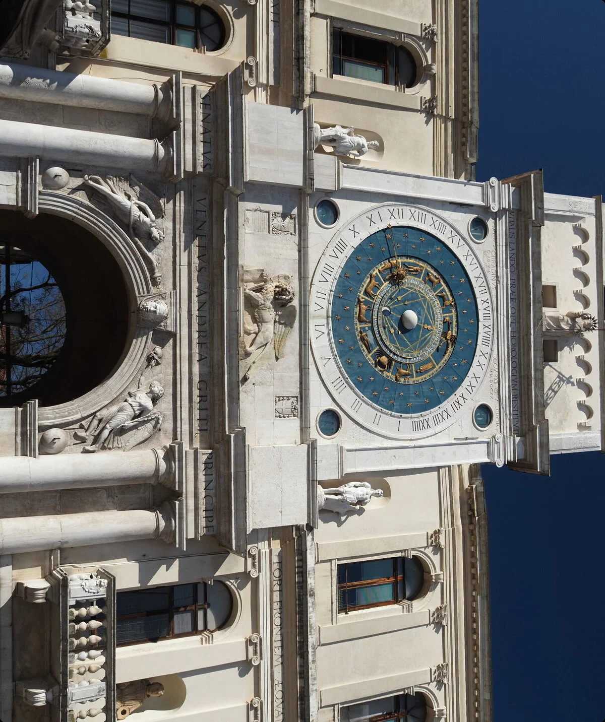 Torre dell'Orologio, Padua: Astronomische Uhr mit römischen Ziffern, Renaissance-Architektur, Skulpturen, Durchgangsbogen. Sehenswürdigkeit in Padua, Italien. Historisches Wahrzeichen. | © Christoph Maier