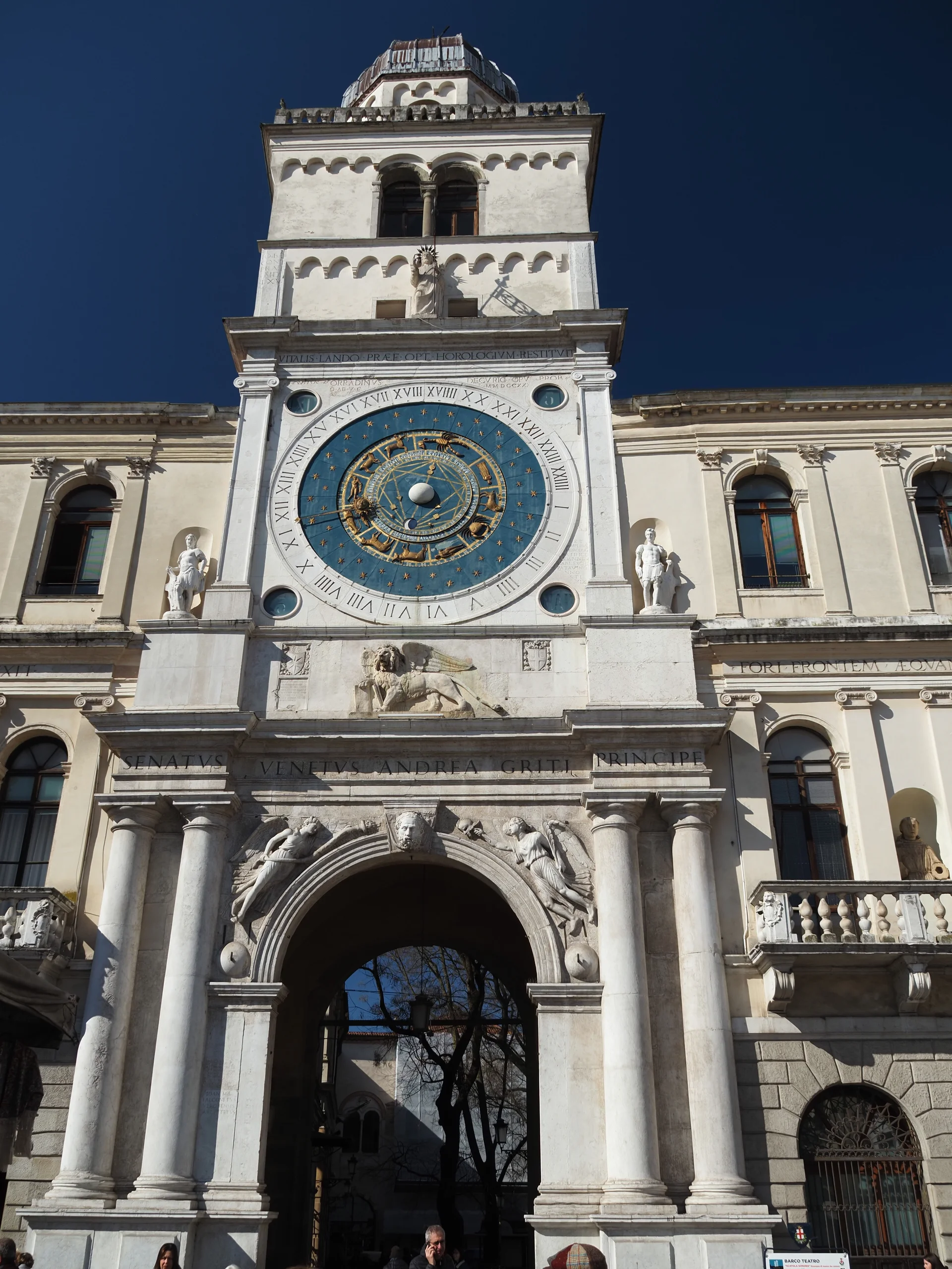 Torre dell'Orologio, Padua: Astronomische Uhr mit römischen Ziffern, Renaissance-Architektur, Skulpturen, Durchgangsbogen. Sehenswürdigkeit in Padua, Italien. Historisches Wahrzeichen. | © Christoph Maier