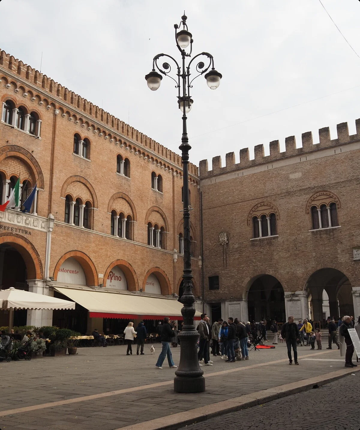 Historische Gebäude, darunter die Präfektur, säumen den belebten Platz. Menschen flanieren, Restaurants laden zum Verweilen ein. Architektur und Stadtbild. | © Christoph Maier