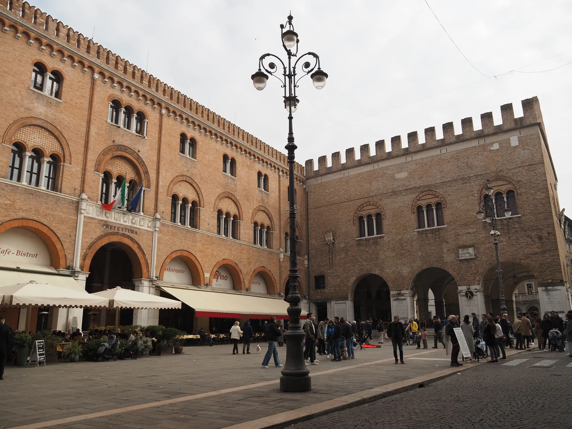 Historische Gebäude, darunter die Präfektur, säumen den belebten Platz. Menschen flanieren, Restaurants laden zum Verweilen ein. Architektur und Stadtbild. | © Christoph Maier