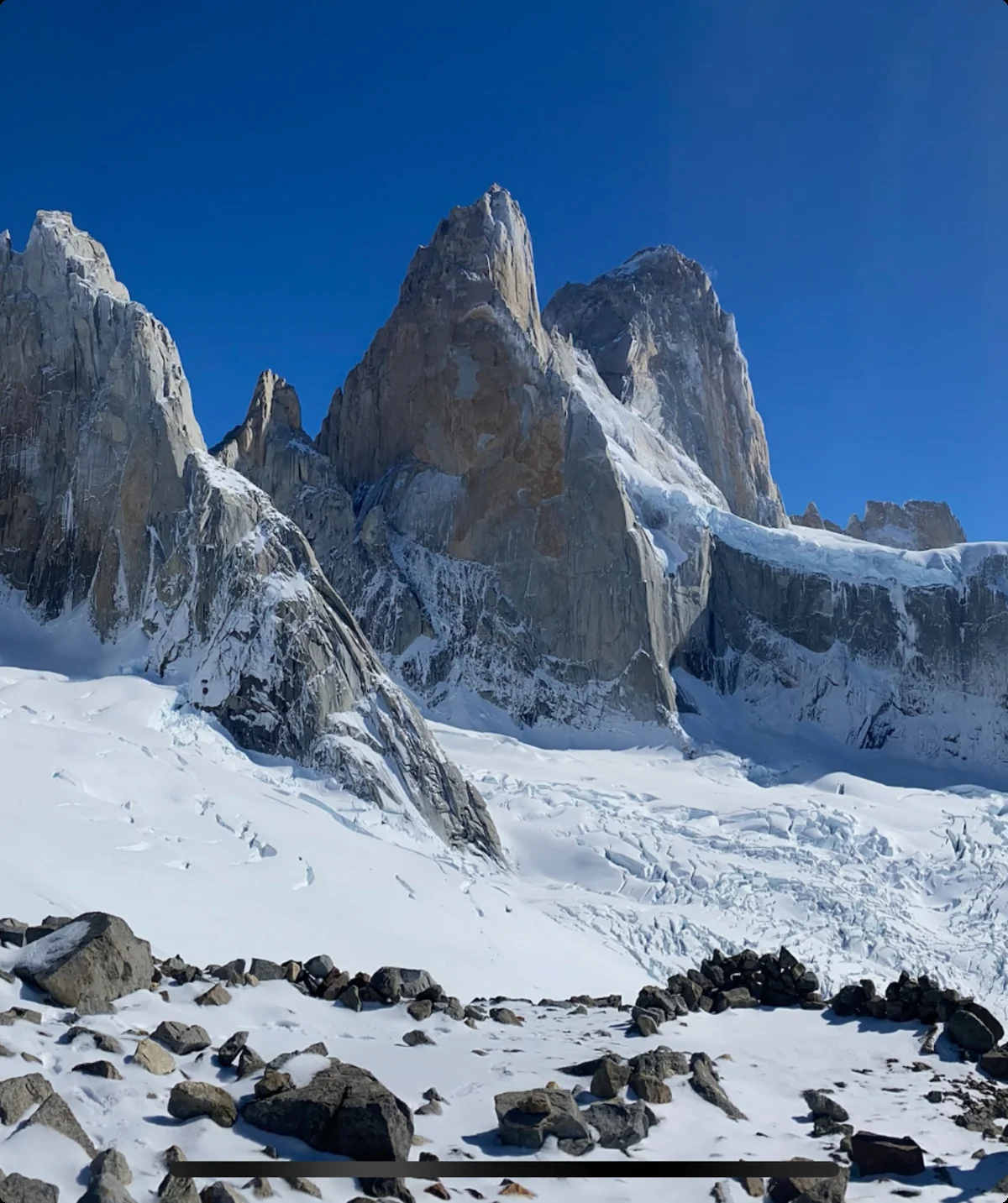 Auf einem Berggipfel stehen zwei Personen mit erhobenen Armen, strahlend vor Glück und Freiheit in der Natur. | © Matthias Sedlmayr