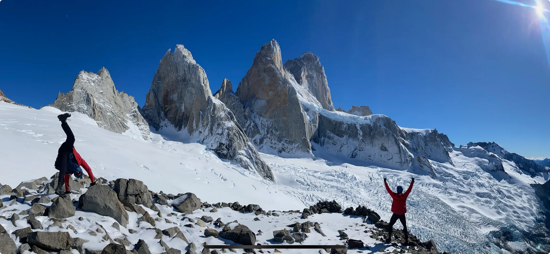 Auf einem Berggipfel stehen zwei Personen mit erhobenen Armen, strahlend vor Glück und Freiheit in der Natur. | © Matthias Sedlmayr