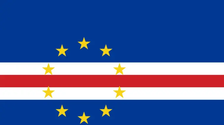 © Von Original: Pedro Gregório Vektor: SKopp - https://www.governo.cv/o-arquipelago/simbolos/bandeira/ and https://caboverde.eregulations.org/media/convencao%20de%20bucan.pdf, Gemeinfrei, https://commons.wikimedia.org/w/index.php?curid=34966136