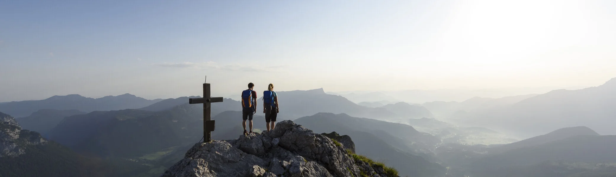 Auf dem Gipfel: Zwei Wanderer aus der Ferne auf eine Berggipfel | © DAV/Wolfgang Ehn
