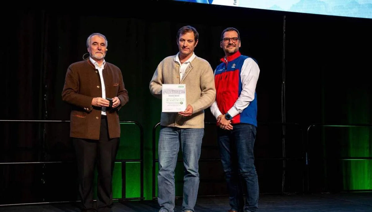 Verleihung Grünes Kreuz durch DAV-Präsident Roland Stierle an Christian Donner von der Bergwacht Oberstdorf. | © DAV / Julian Rohn