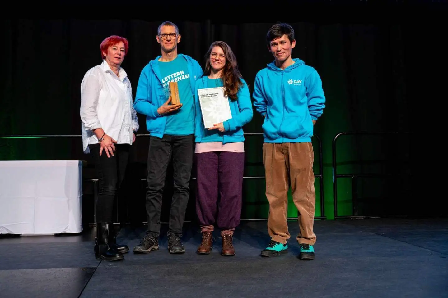 DAV-Vizepräsidentin Melanie Grimm verleiht den DAV-Preis Ehrenamt 2025 an das Inklusionsprojekt #KLETTERNohneGRENZEN der Sektion Bremen | © DAV / Julian Rohn